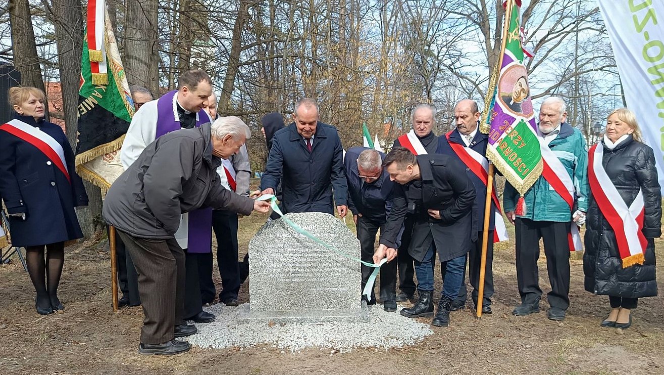 władze odsłaniają pamiątkową tablicę